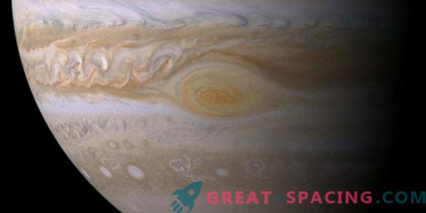 Secrets av Jupiter magnetfältet. Vad är dess stränghet och varför skiljer det sig från den jordiska?