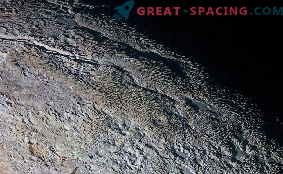 Spiny Pluto pekar på förekomsten av isspikar i andra världar
