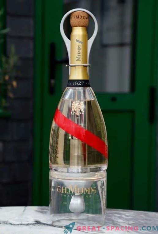 Champagne i rymden! En flaska Zero-G tillåter turister att njuta av en drink i det oändliga rymden