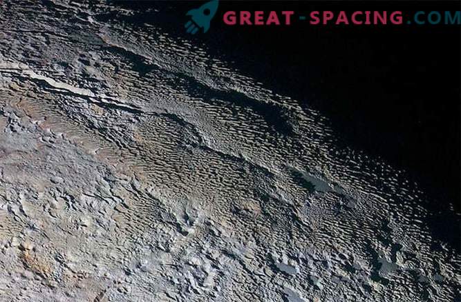 Den mystiska Pluto turnén: ett konstigt landskap som liknar ormhud