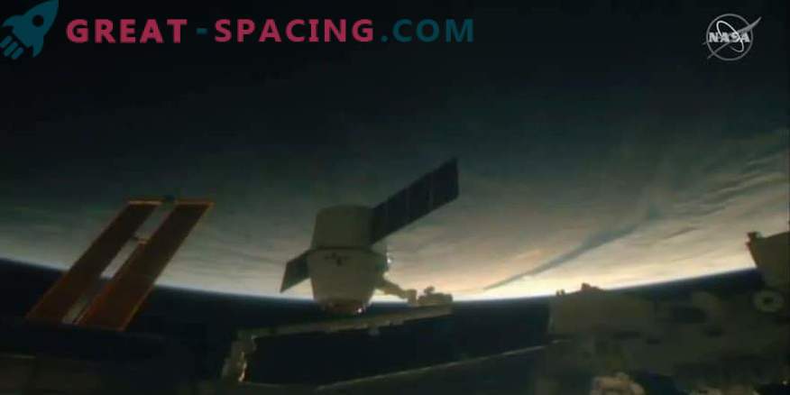 SpaceXs Dragon Capsule levererar julgranskningar till ISS