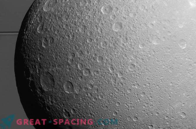 En annan Saturnus måne kan dölja underjordiska havet
