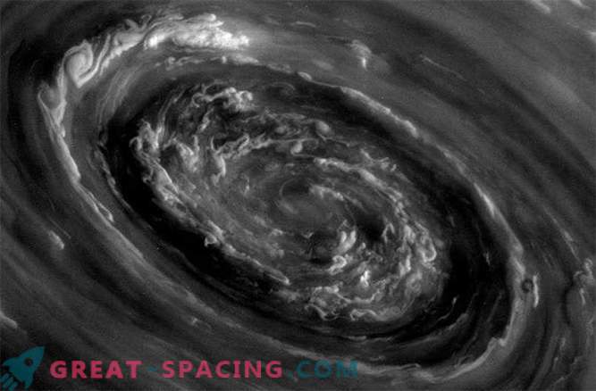 Åska på Saturn kan orsakas av stora polära cykloner