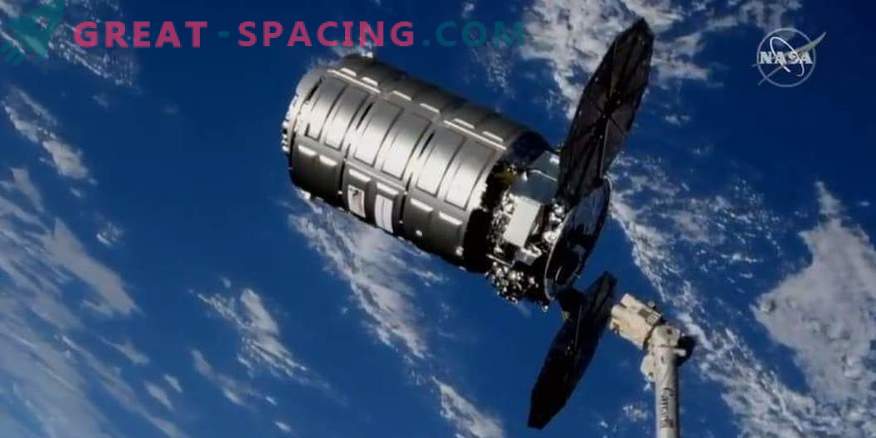 Cygnus fraktfartyg tar ut sopor från ISS