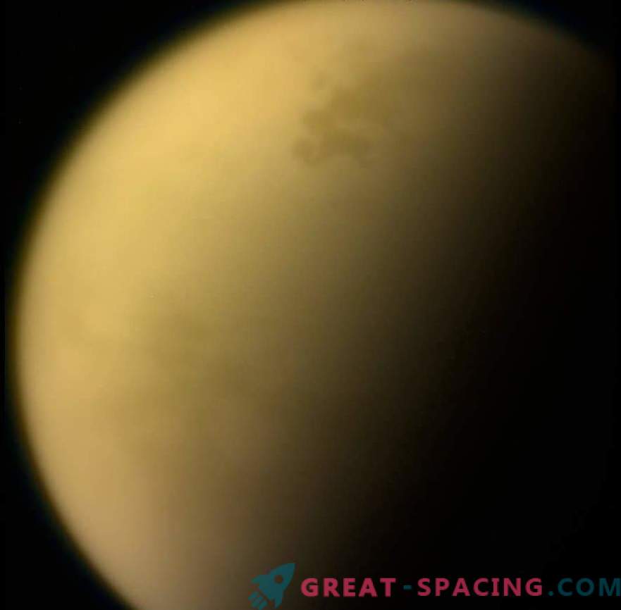 På Titan hittade ett giftigt ismoln