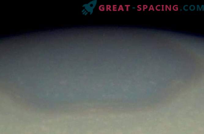 Saturnus nordpole ändrade färg. Men varför?