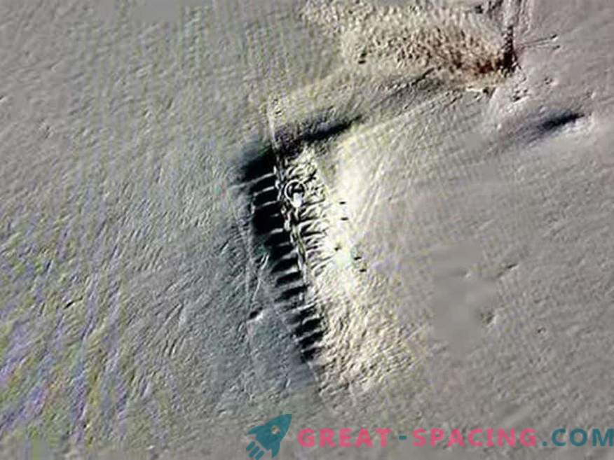 Under isen i Antarktis ses mystiska byggnader! Hemlig bas eller alien spaceport?