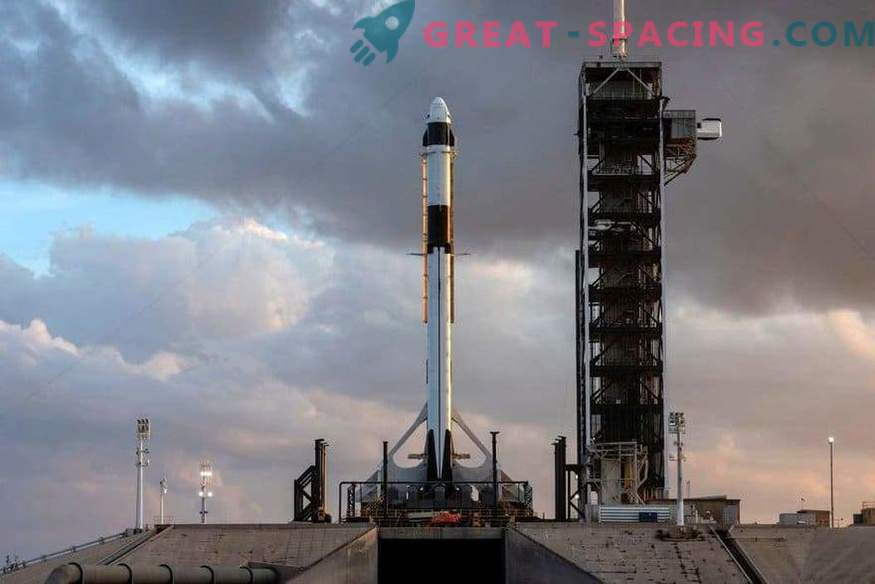 SpaceX: s första besättning på lanseringsplattan