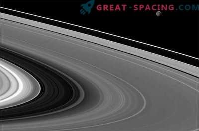 Mystiska Mimas badar i solens strålar från Saturnus