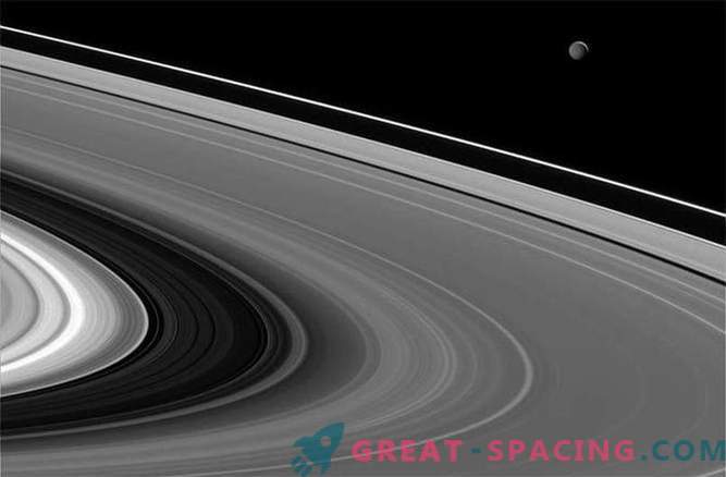Mystiska Mimas badar i solens strålar från Saturnus