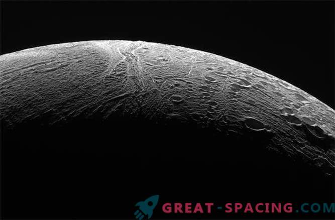 Cassini tog de sista bilderna av Enceladus