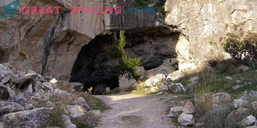 Konstig aktivitet i grottan Davelis. Vetenskapliga förklaringar och versioner av ufologer