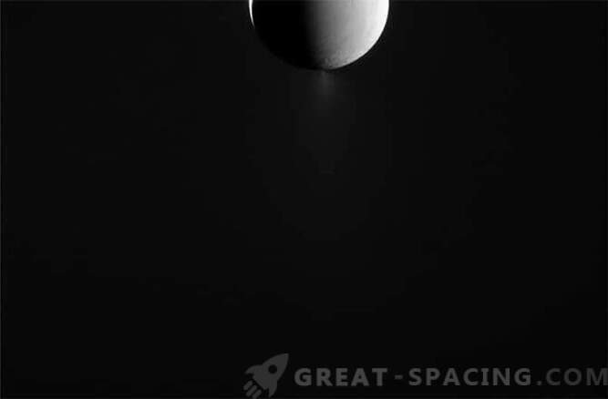 Cassini övervakar Enceladus gejsrar.