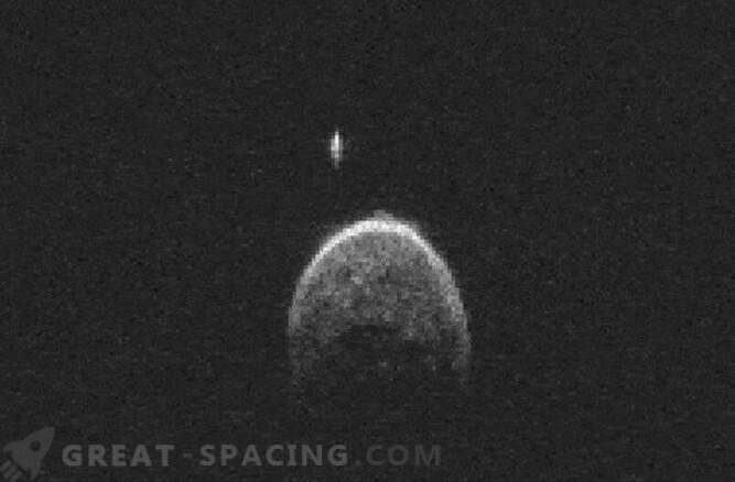 En flög asteroid har sin egen måne